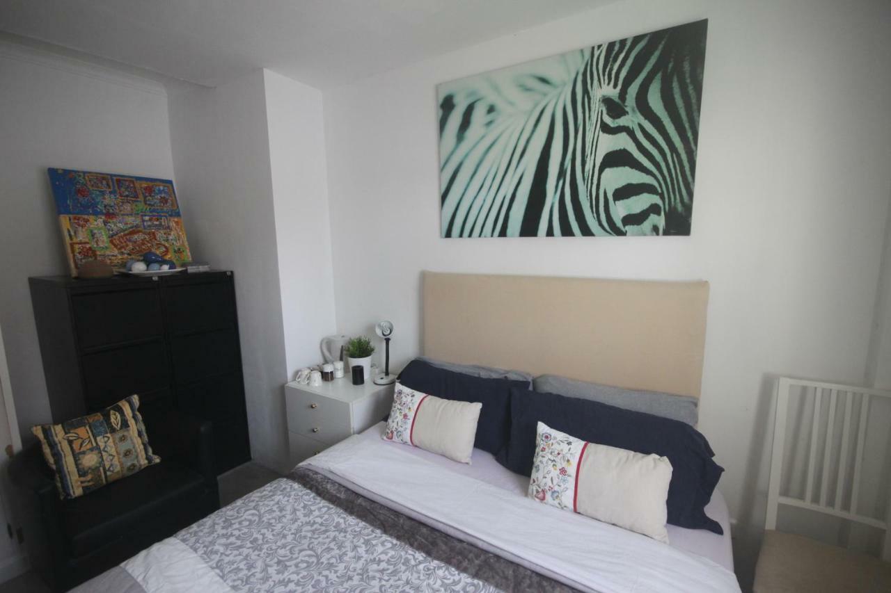 Little Peaceful Retreat Room With Bath, Heating, Terrace, Free Wifi Fridge Easy Parking 마르베야 외부 사진